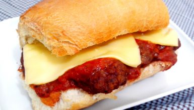 Meatball sub (sanduíche de almôndegas)
