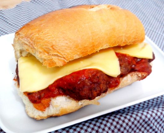 Meatball sub (sanduíche de almôndegas)