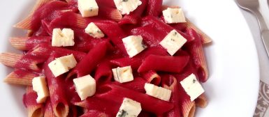 Macarrão com molho de beterraba e gorgonzola