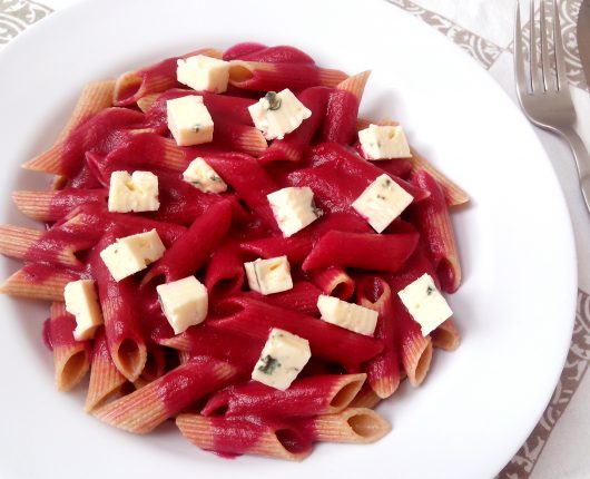 Macarrão com molho de beterraba e gorgonzola