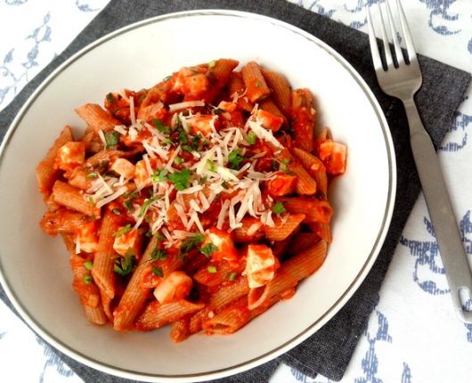 Molho de tomate com queijo branco e alho