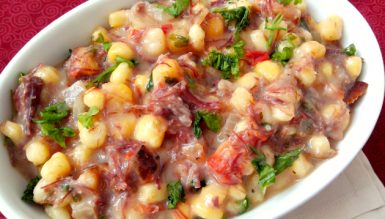 Mungunzá com carne seca (canjica amarela salgada, típica do Nordeste)