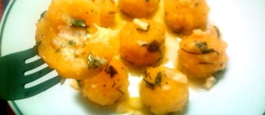 Nhoque de mandioquinha recheado com gorgonzola na manteiga de ervas