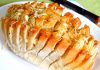 Pão à Hasselback (fatiado e recheado com queijos, alho e alecrim)