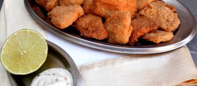 Iscas de peixe à milanesa com molho tártaro