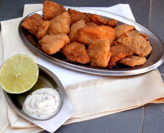 Iscas de peixe à milanesa com molho tártaro