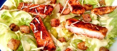 Caesar Salad light (salada de alface com croutons, parmesão, molho caesar light e frango grelhado)