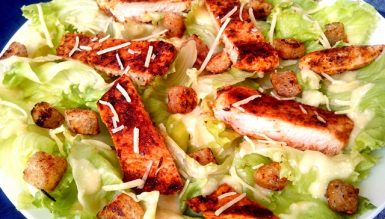 Caesar Salad light (salada de alface com croutons, parmesão, molho caesar light e frango grelhado)