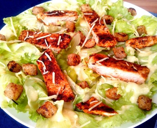 Caesar Salad light (salada de alface com croutons, parmesão, molho caesar light e frango grelhado)