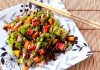 Salada califórnia (com pepino, manga, kani kama e molho tarê)