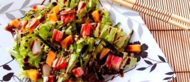 Salada califórnia (com pepino, manga, kani kama e molho tarê)