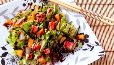 Salada califórnia (com pepino, manga, kani kama e molho tarê)