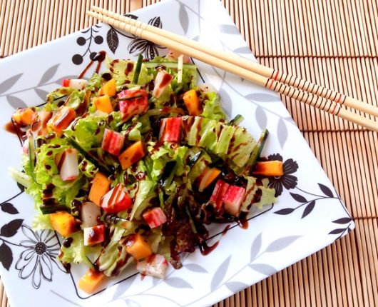 Salada califórnia (com pepino, manga, kani kama e molho tarê)