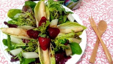 Salada com endívias, aspargos brancos e morangos