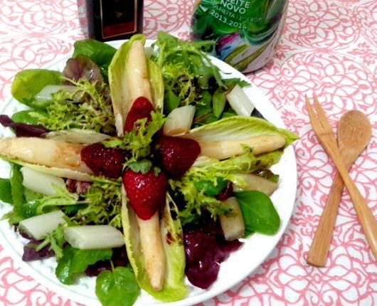 Salada com endívias, aspargos brancos e morangos