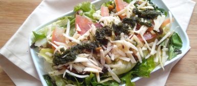 Salada de folhas com tomate, queijo meia cura e vinagrete de salsa