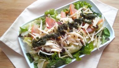 Salada de folhas com tomate, queijo meia cura e vinagrete de salsa