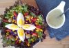 Salada colorida com ovo cozido e molho de limão e ervas