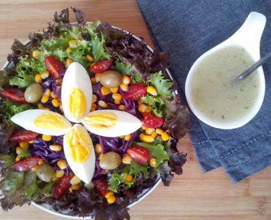 Salada colorida com ovo cozido e molho de limão e ervas