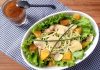 Salada de alface com espaguete de abobrinha, laranja, champignons e molho de mostarda