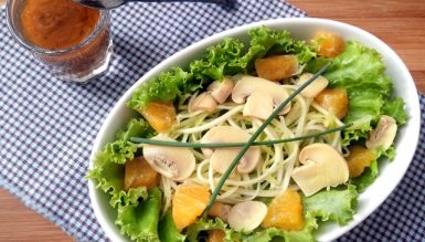 Salada de alface com espaguete de abobrinha, laranja, champignons e molho de mostarda