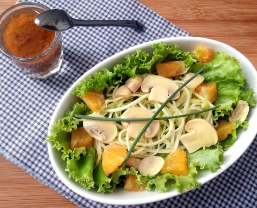 Salada de alface com espaguete de abobrinha, laranja, champignons e molho de mostarda