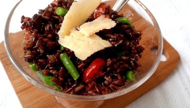 Salada de arroz vermelho com vagem, tomate e parmesão