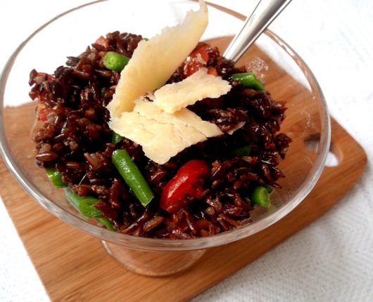 Salada de arroz vermelho com vagem, tomate e parmesão