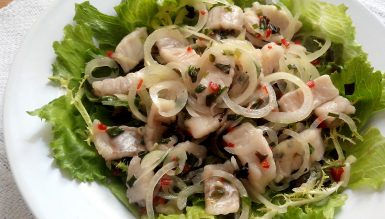 Salada de folhas com ceviche de peixe branco