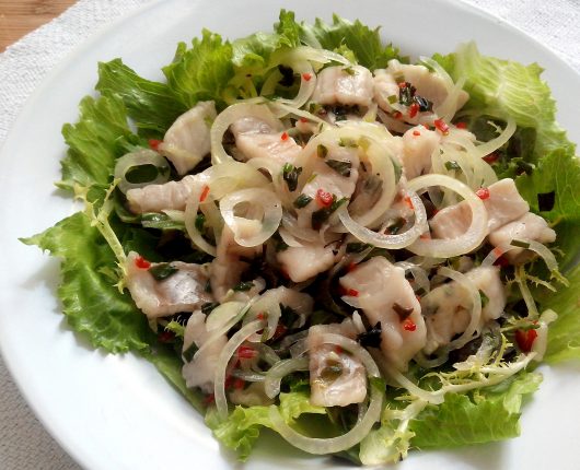Salada de folhas com ceviche de peixe branco