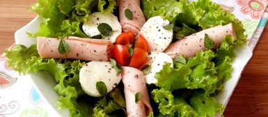 Salada com peito de peru, muçarela de búfala, tomate e manjericão