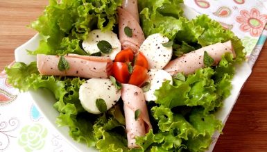 Salada com peito de peru, muçarela de búfala, tomate e manjericão