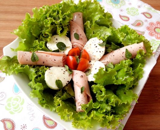 Salada com peito de peru, muçarela de búfala, tomate e manjericão
