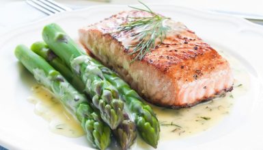 Salmão com molho holandês e aspargos com alcaparras