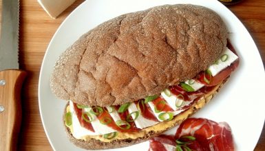 Sanduíche de copa e queijo branco com mostarda e cebolinha