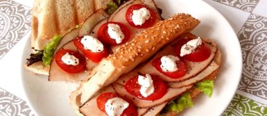 Sanduíche de peito de peru defumado com creme de ricota, alface e tomate