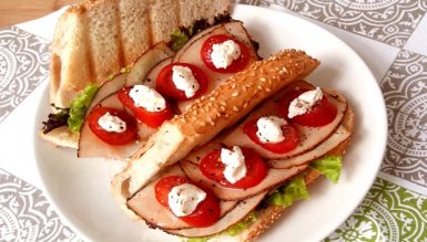 Sanduíche de peito de peru defumado com creme de ricota, alface e tomate