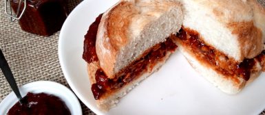 Sanduíche de pernil com molho barbecue