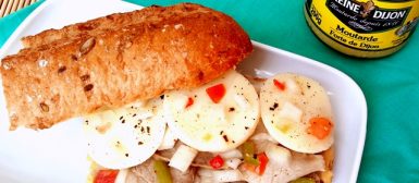 Sanduíche de rosbife com vinagrete, queijo e mostarda dijon