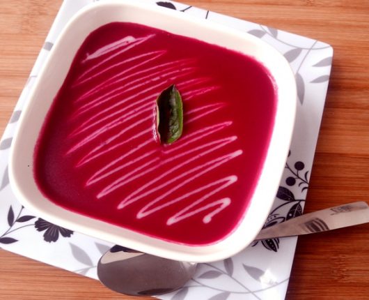 Sopa cremosa de beterraba assada com iogurte (Borscht)