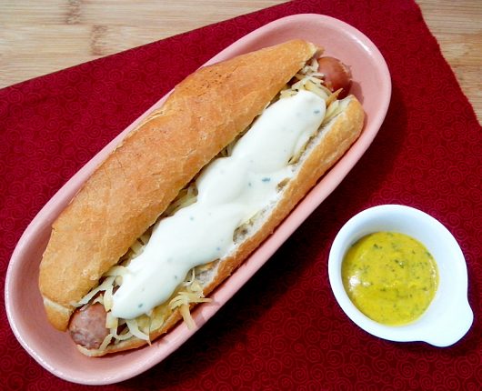 Hot dog com creme de gorgonzola, provolone e mostarda temperada (Times Square Dog)