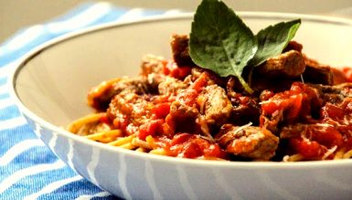 [VÍDEO] Tiras de carne com molho de tomate