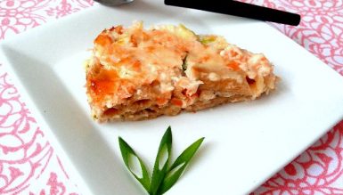 Torta de macarrão com sobras de salmão e de alho poró