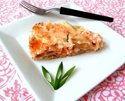 Torta de macarrão com sobras de salmão e de alho poró