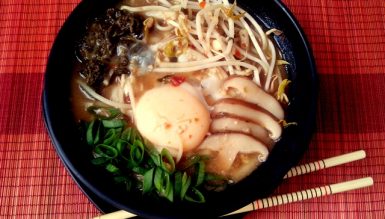 Macarrão japonês com ovo pochê no caldo quente (Udon enluarado ou Tsukimi Udon)