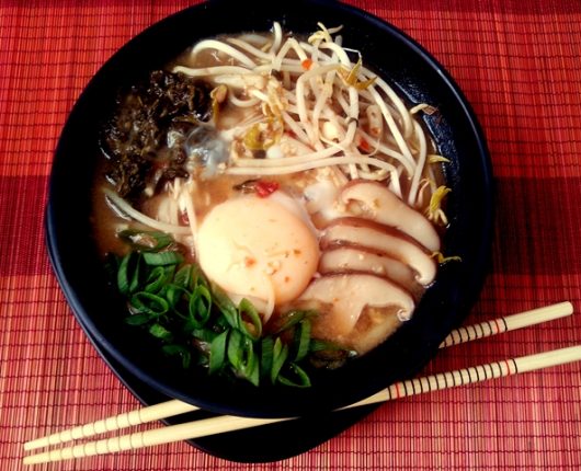 Macarrão japonês com ovo pochê no caldo quente (Udon enluarado ou Tsukimi Udon)