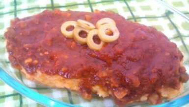 Polenta rústica com molho de azeitonas