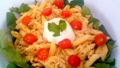 Salada de macarrão com frango desfiado, rúcula e tomates