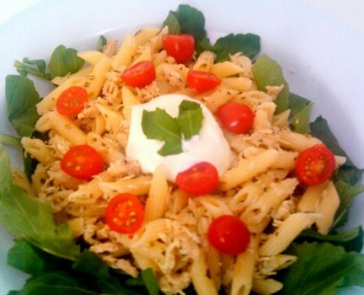 Salada de macarrão com frango desfiado, rúcula e tomates