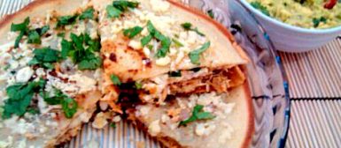 Quesadilla de panquecas (panquecas recheadas com queijos e frango desfiado)